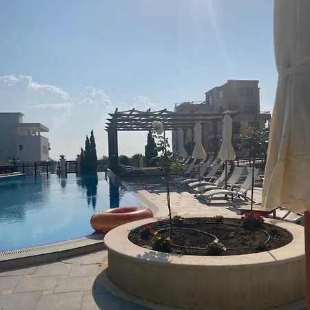 Уютные 1 Спальные Апартаменты С Бассейном В Rose Gardens Apartment Pomorie